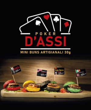 Mini Buns Artigianali su tavola di legno con Hamburger di Alta Qualità - Gusto Pistacchio Curcuma Carbone Vegerale e Barbabietola Rossa
